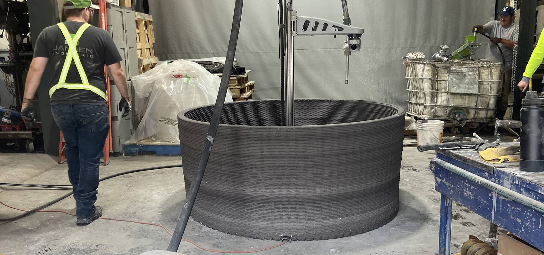 Mobilier circulaire en béton conçu à l'aide d'une imprimante béton 3D